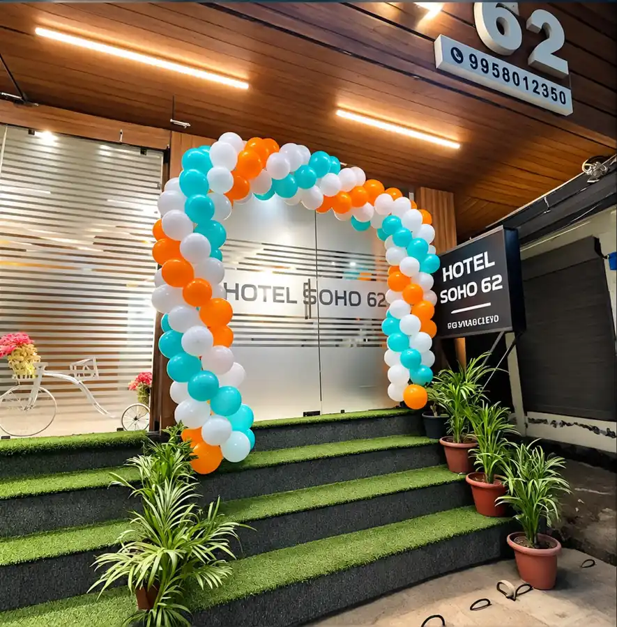 गमलों से सजा Hotel Soho 62 का प्रवेश द्वार