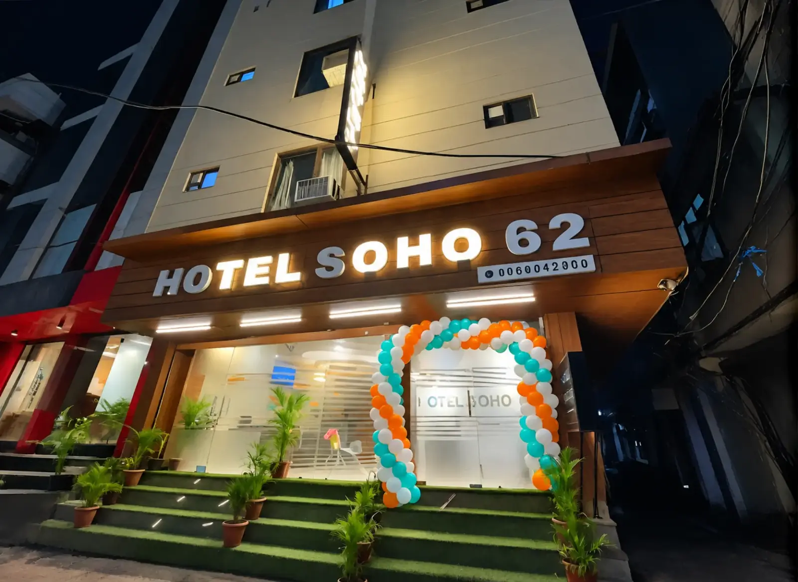 रात में रोशनी से जगमगाती Hotel Soho 62 की इमारत